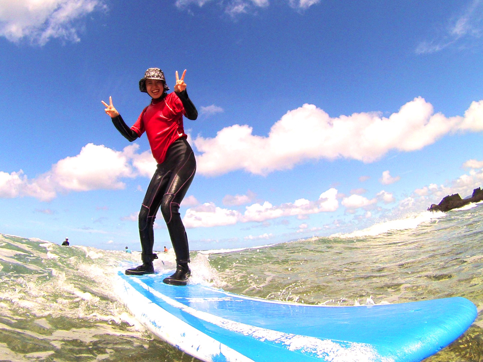 沖縄の青い波でサーフィンデビューは如何？